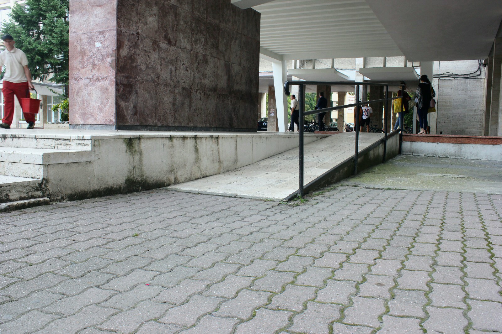 4/8 Rampa persoane cu dizabilităţi 2